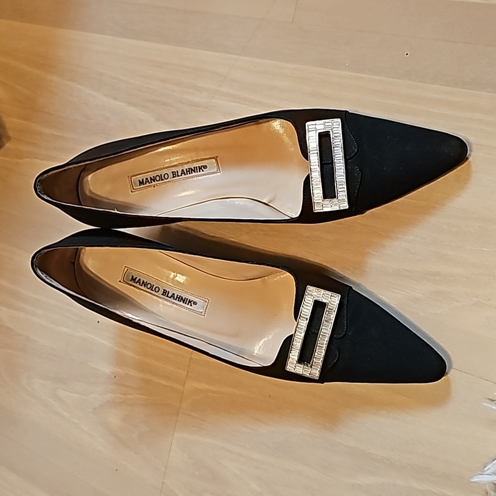 Manolo Blahnik size 39 Black linen/silk kitten heels